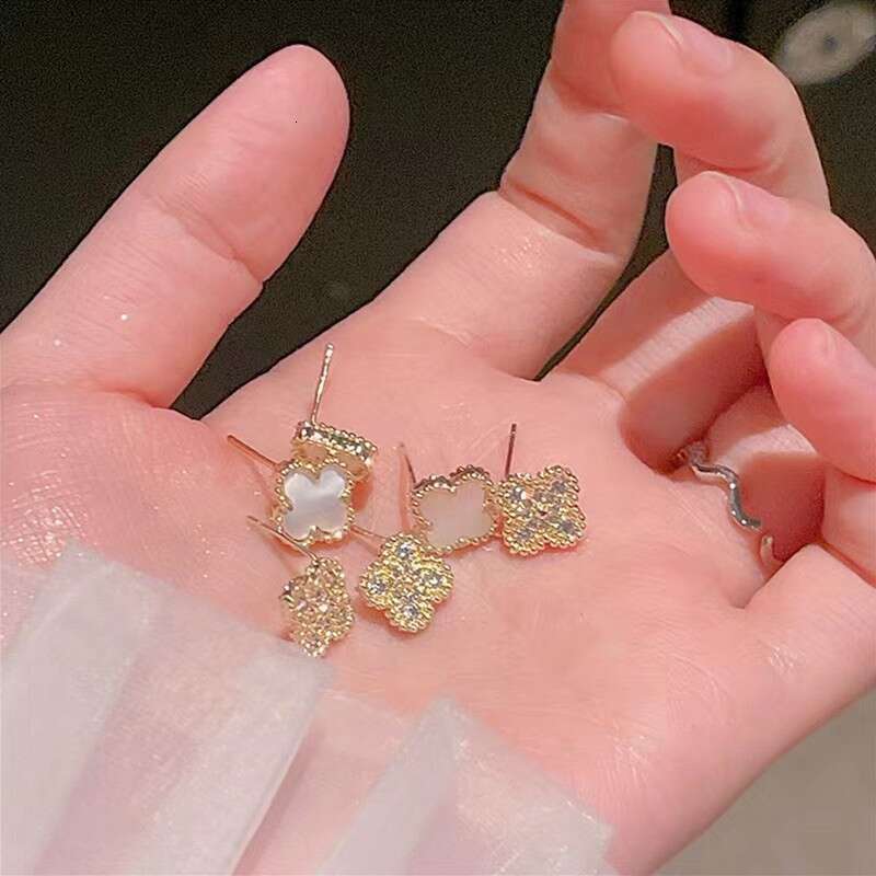 Four-leaf clover shiny stud earrings