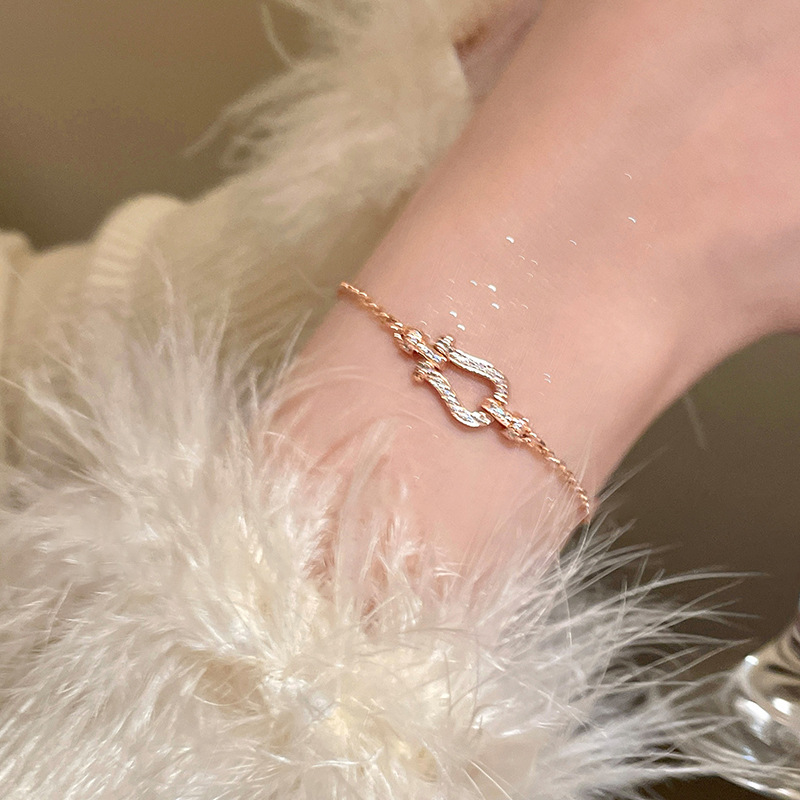 Charm Bracelets Gold Tone Textured Charm Bracelet With Chunky Chain Trendy Romantic Jewelry And Gift For Her High Quality And Bold Accessory AA Z25091