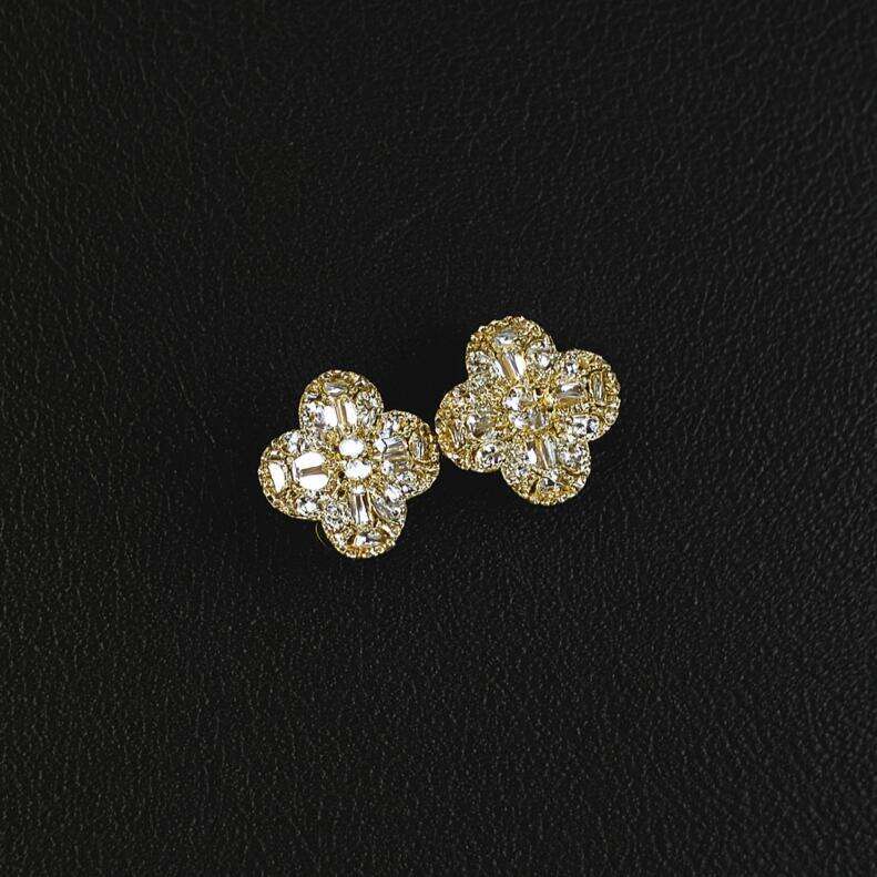 Four-leaf clover shiny stud earrings