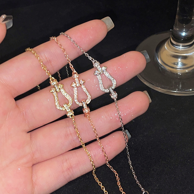 Charm Bracelets Gold Tone Textured Charm Bracelet With Chunky Chain Trendy Romantic Jewelry And Gift For Her High Quality And Bold Accessory AA Z25091