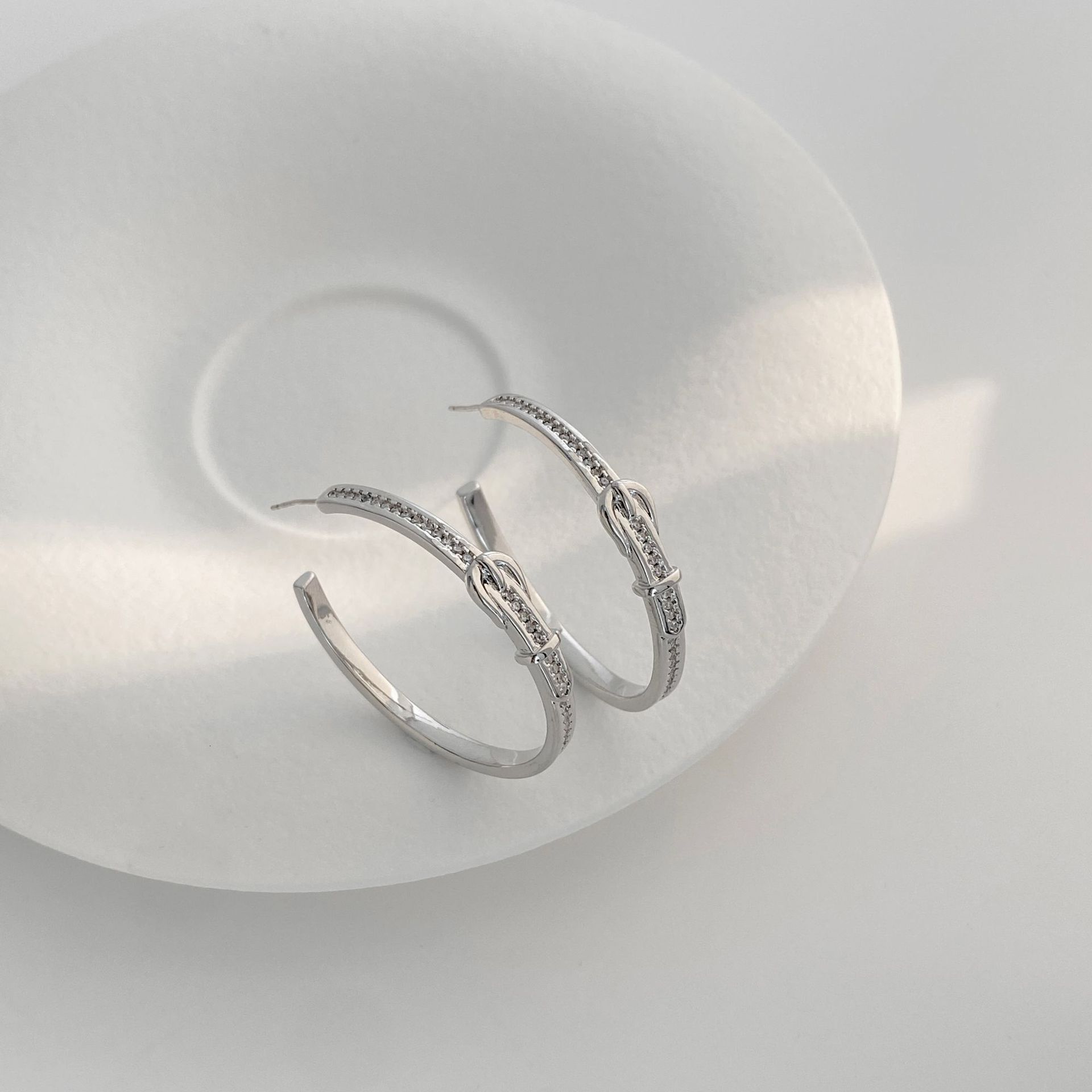 High-end Design Sense Belt Buckle Niche Light Luxury Ear Ladies' Jewelry Earrings Hoop Super Shiny Texture Metal Designer Earrings C Hoop Persona