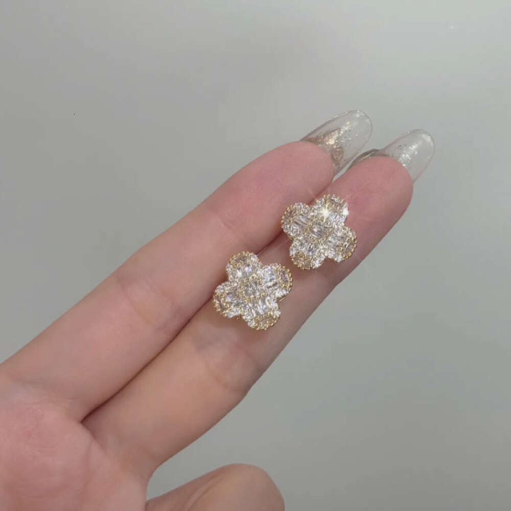 Four-leaf clover shiny stud earrings