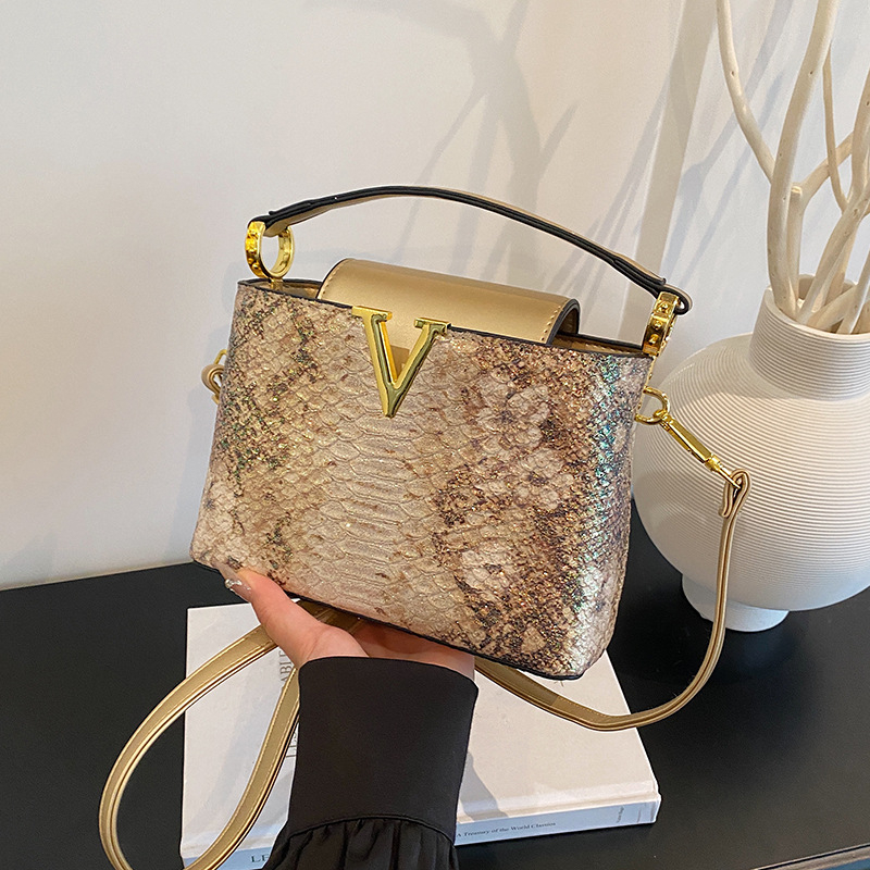 hot Free Shipping designer Shoulder Bags for woman V outdoor handbag versatile and fashionable single shoulder bag