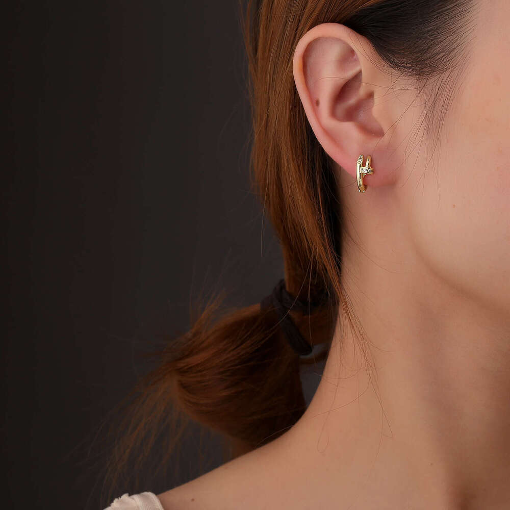 DHcollections Xinshi Light High-end Sense Personality Stud Earrings Exquisite Commuting Versatile Small Accessories Wholesale