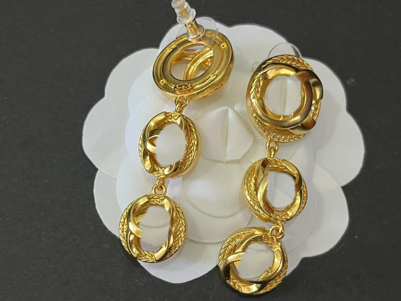 Vintage Drop Designer Hollow Pattern Earrings Long Gold Dangle Earrings for Women Party Wedding Lovers Ggif Fashion Jewelry with Flannel bag Box