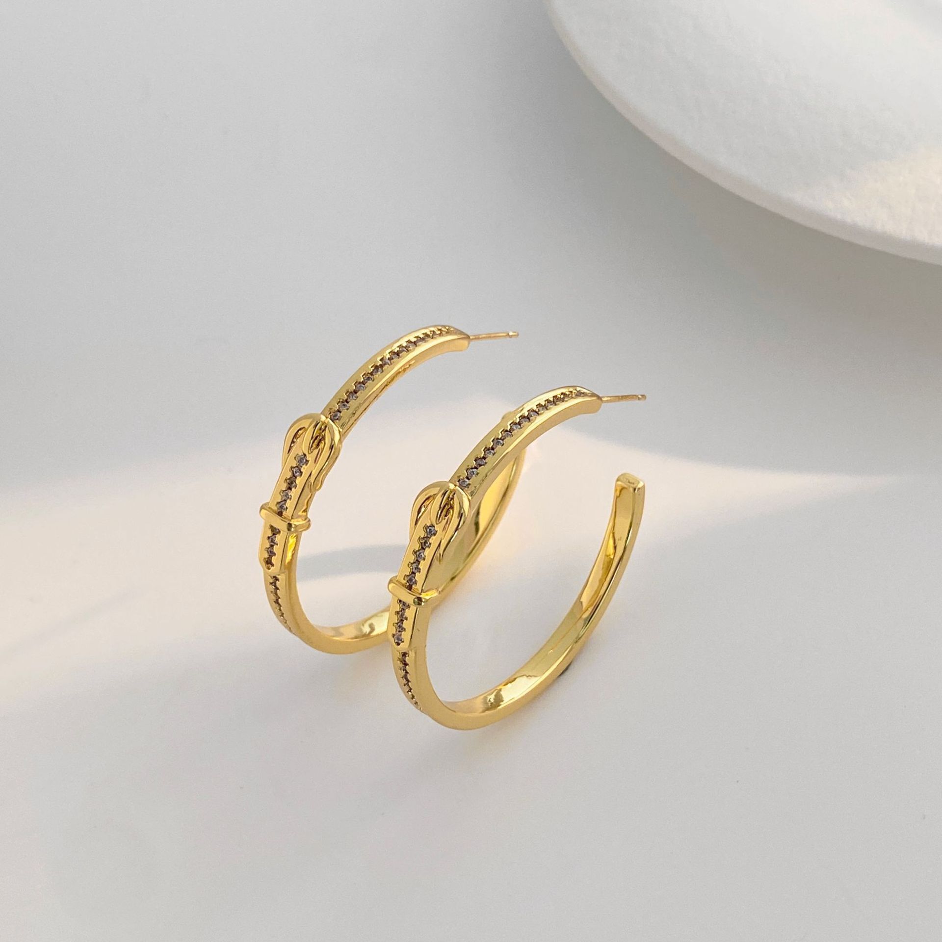 High-end Design Sense Belt Buckle Niche Light Luxury Ear Ladies' Jewelry Earrings Hoop Super Shiny Texture Metal Designer Earrings C Hoop Persona
