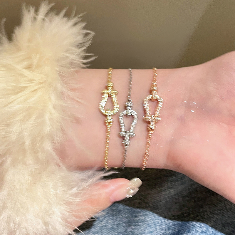 Charm Bracelets Gold Tone Textured Charm Bracelet With Chunky Chain Trendy Romantic Jewelry And Gift For Her High Quality And Bold Accessory AA Z25091
