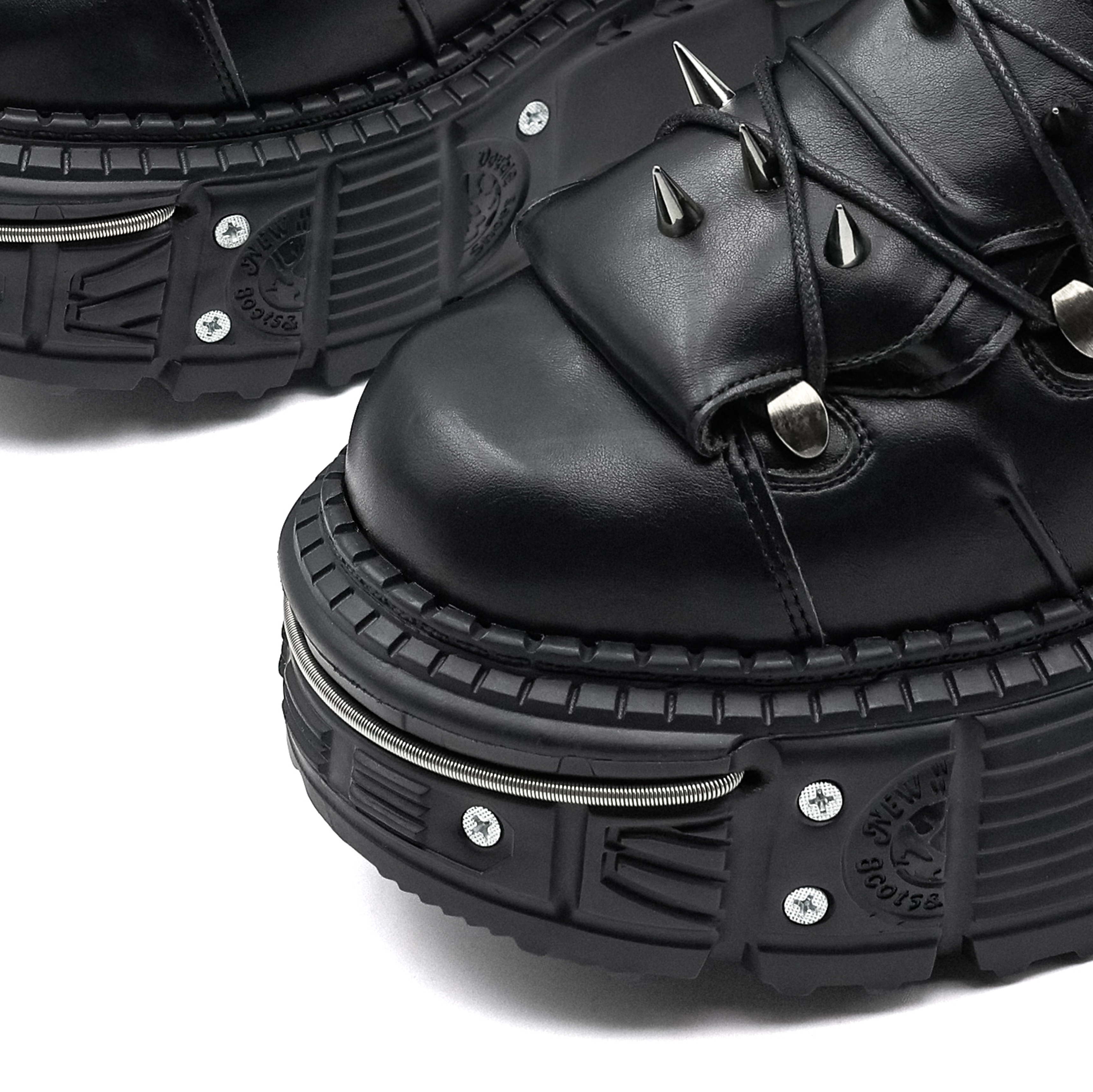Dark Gothic Boots: Height-Increasing Leather Footwear with Punk Design Elements