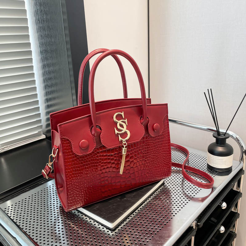 Free Shipping 2025 New Designer Bag Crocodile Pattern Letter Tassel Fashion Solid Color Stylish Simple Casual Elegant Single Shoulder Handbag For Wome