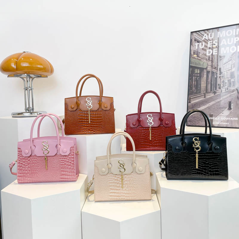Free Shipping 2025 New Designer Bag Crocodile Pattern Letter Tassel Fashion Solid Color Stylish Simple Casual Elegant Single Shoulder Handbag For Wome