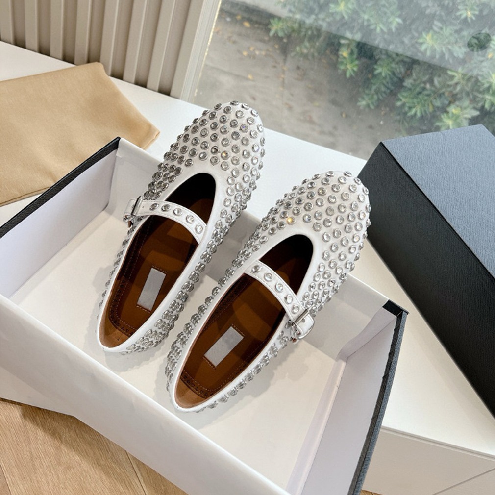 Luxury Designer Med Flat Heels Shoes Woman Rivet Leather Moccasins Japanese Style Round Heel Tabi Ninja Pumps Women Fashion Stylish Casual Shoes