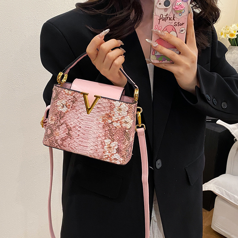 hot Free Shipping designer Shoulder Bags for woman V outdoor handbag versatile and fashionable single shoulder bag