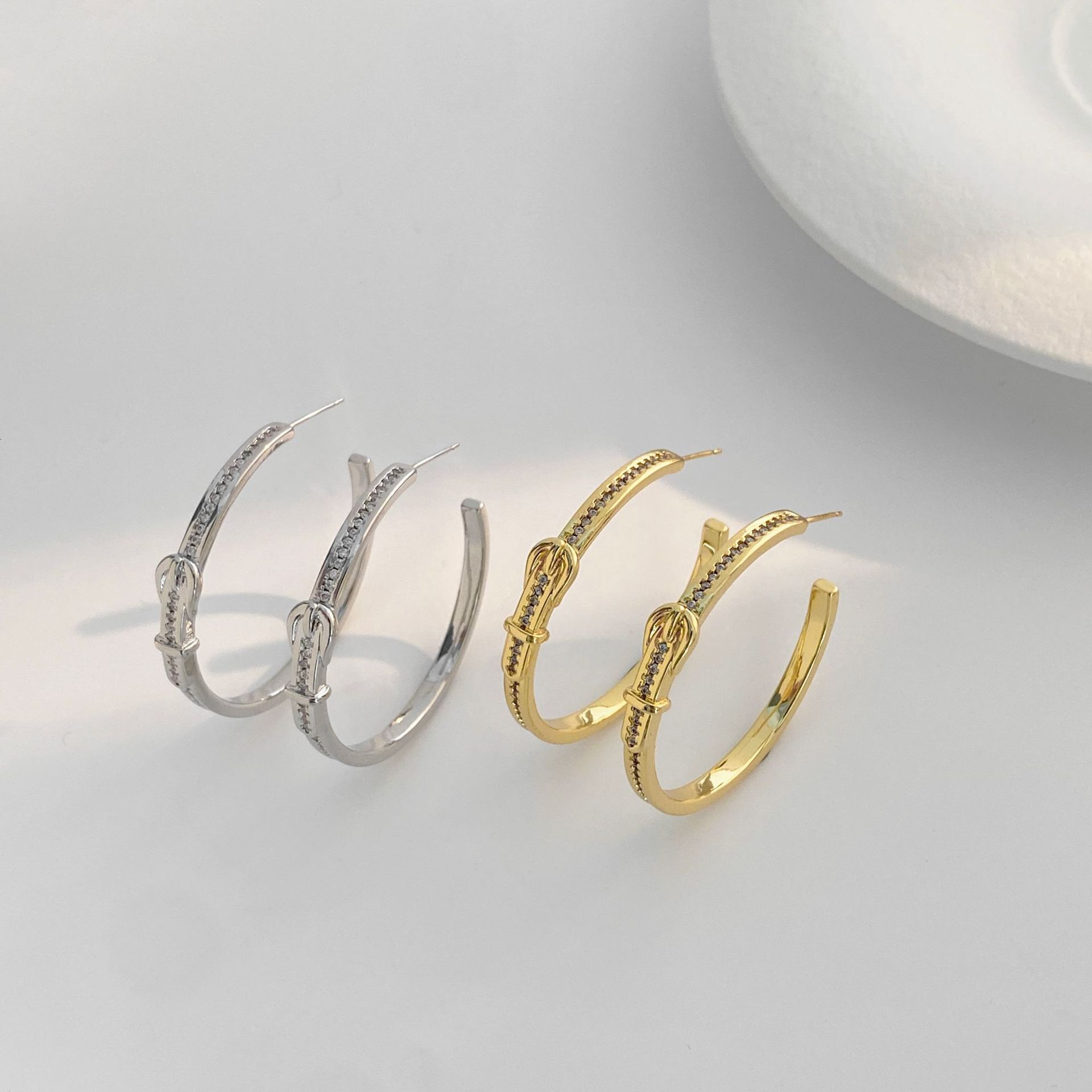 High-end Design Sense Belt Buckle Niche Light Luxury Ear Ladies' Jewelry Earrings Hoop Super Shiny Texture Metal Designer Earrings C Hoop Persona