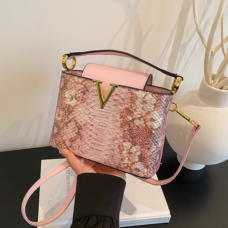 hot Free Shipping designer Shoulder Bags for woman V outdoor handbag versatile and fashionable single shoulder bag