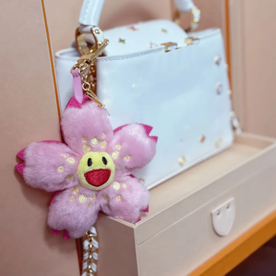 Keychains Lanyards Luxury Designer Sakura Cherry Keychains Bag Charm Letter Plush Keychain Designer Bag Chain Pendant Luxury Metal Car Key chain Lovely Gifts