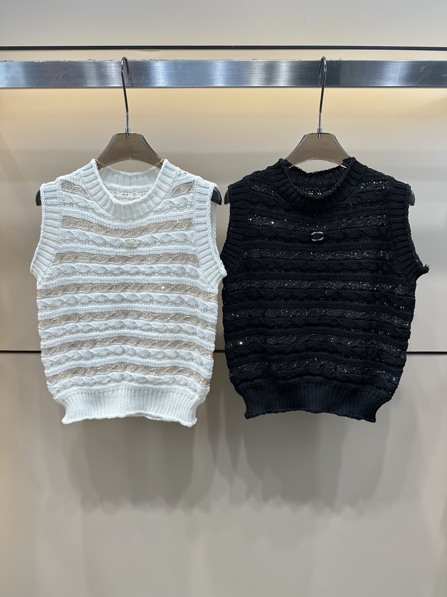 2025--New arrivals in women's fashion, designer embroidered retro style knitted vest short sleeve T-shirt top