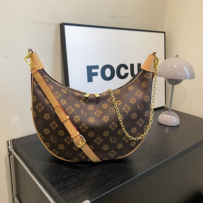 Designer Moon Bag Shoulder Bag Purse Crossbody Ladies Leather Moon Bag Armpit Bag Fashion Large Size Half Moon Hobo Handbag Classic Zipper Closure Brown Evening Bag