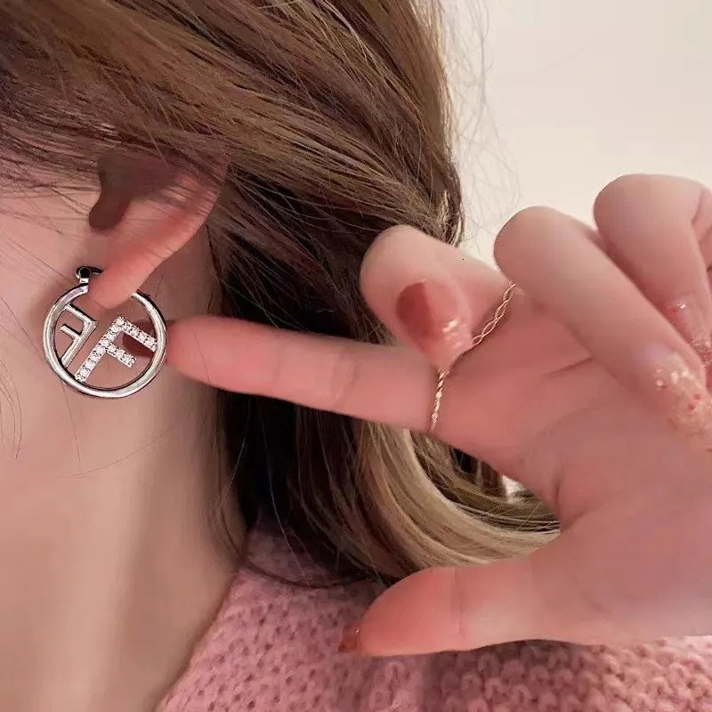 Sense Hoop Earrings Light Designer Earrings Luxury Niche Design Temperament Internet Celebrity Personality Earrings Buckle Ladies' Jewelry Earrin