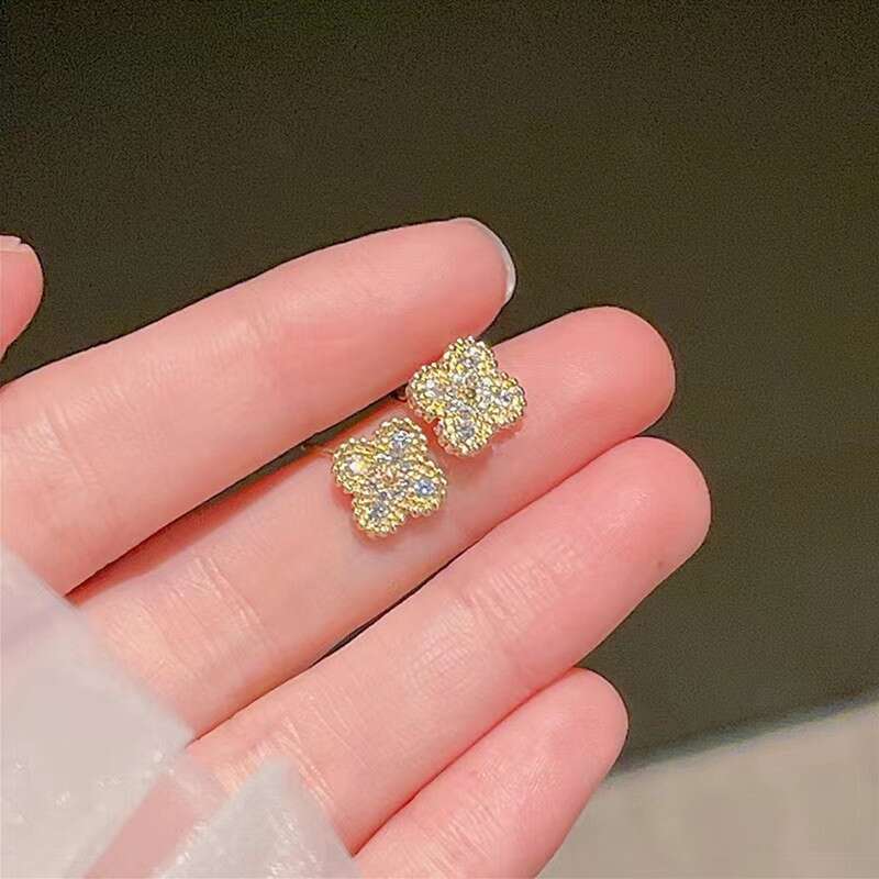 Four-leaf clover shiny stud earrings