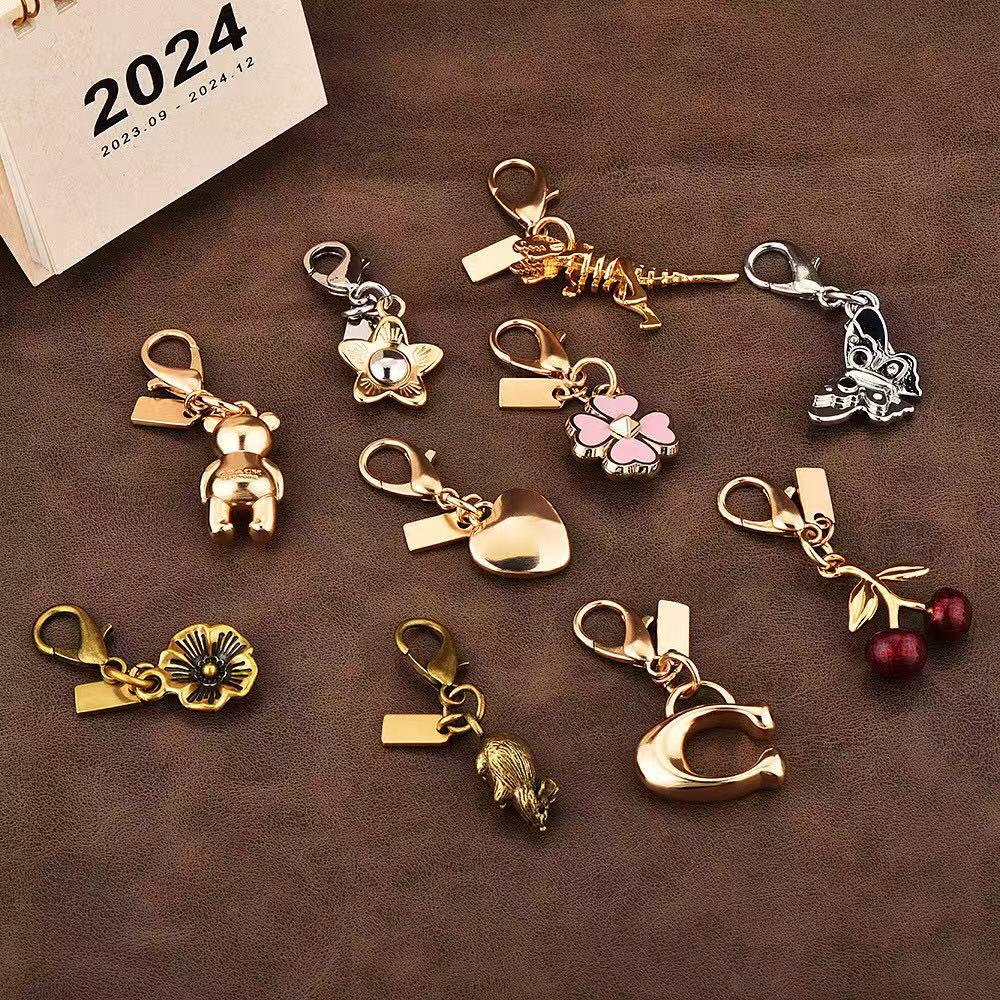 Designer Bag Charm Fashion Womens Keychain Dinosaur Cherry Alphabet Vintage Cool Pattern Refreshing Style co ch Keyring Hangings key chain women dhgate