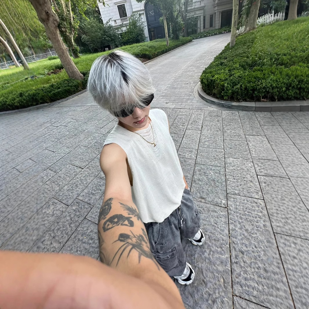 Lazy Thin Niche Hollow V-neck Design Sleeveless Knitted Vest For Men Designer Short Sleeves Loose American Retro Pullover Top