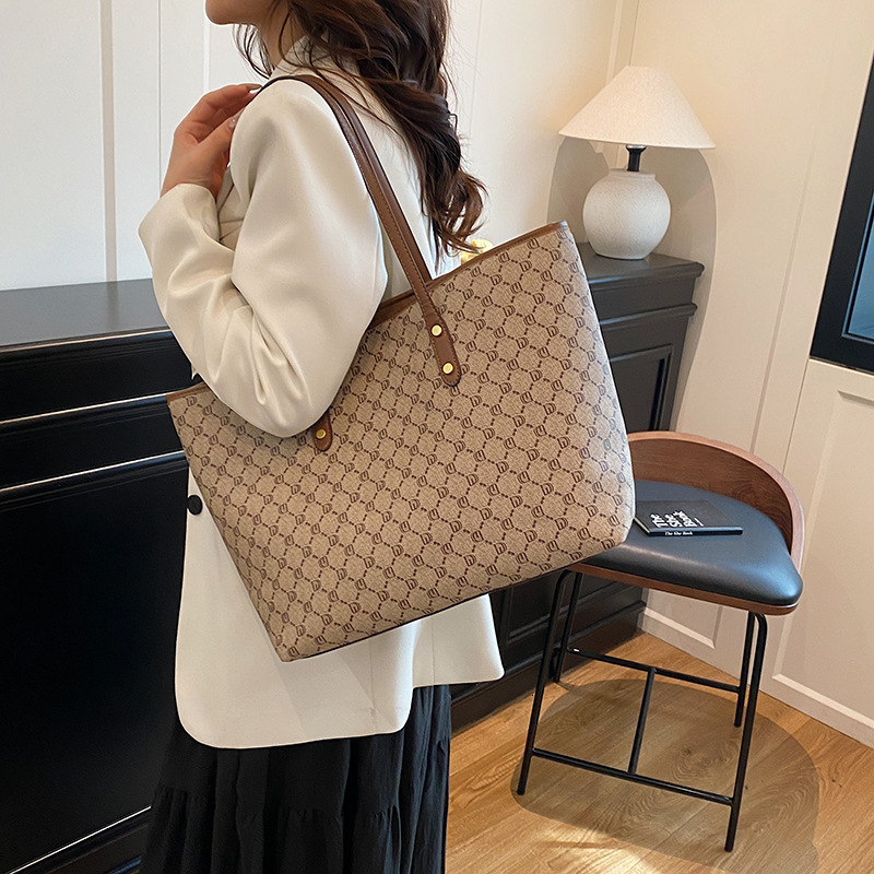 Free shipping designer High-End Commuter Underarm Tote Bag for Women 2025 New Vintage Large Capacity Versatile Shoulder Bag
