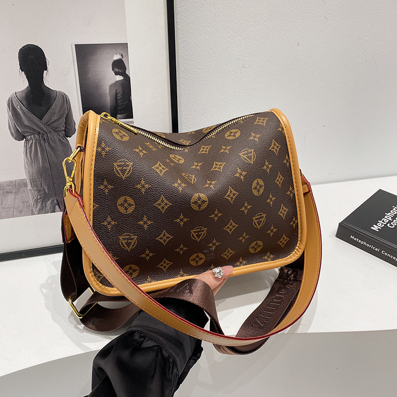 Free shipping designer High-End Large Capacity Bag for Women 2025 New Vintage Print Pillow Bag Commuter Women Shoulder Bag Crossbody Bag