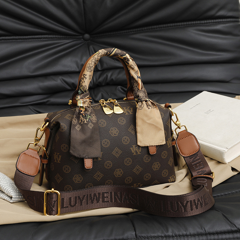 Free shipping designer High-End Fashion Handbag Small Square Bag Women Bag 2025 New Retro Print Underarm Shoulder Bag Crossbody Bag