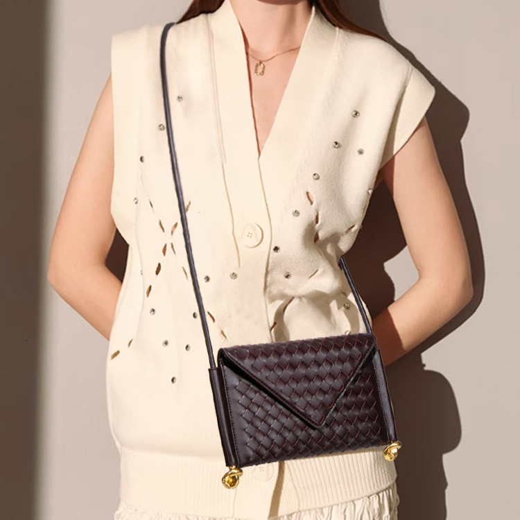 Free Shipping Designer Women's Bag 2025 Street Fashion Trend Woven Envelope Bag Single Shoulder Crossbody Messenger Bag Flap Phone Bag Luxury Han