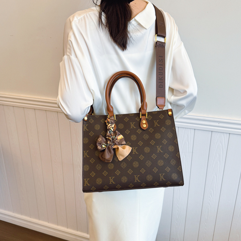 Free shipping designer High-End Fashion Handbag Tote Bag Women Bag 2025 New Large Capacity Bag Retro Commuter Shoulder Bag Crossbody Bag