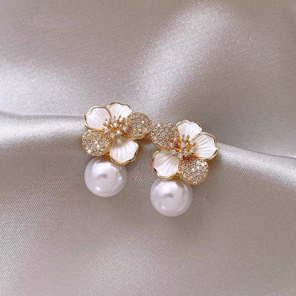 Real gold electroplated silver needles, super fairy pearl flower earrings, fashionable temperament earrings, light luxury high-end earrings wholesale 