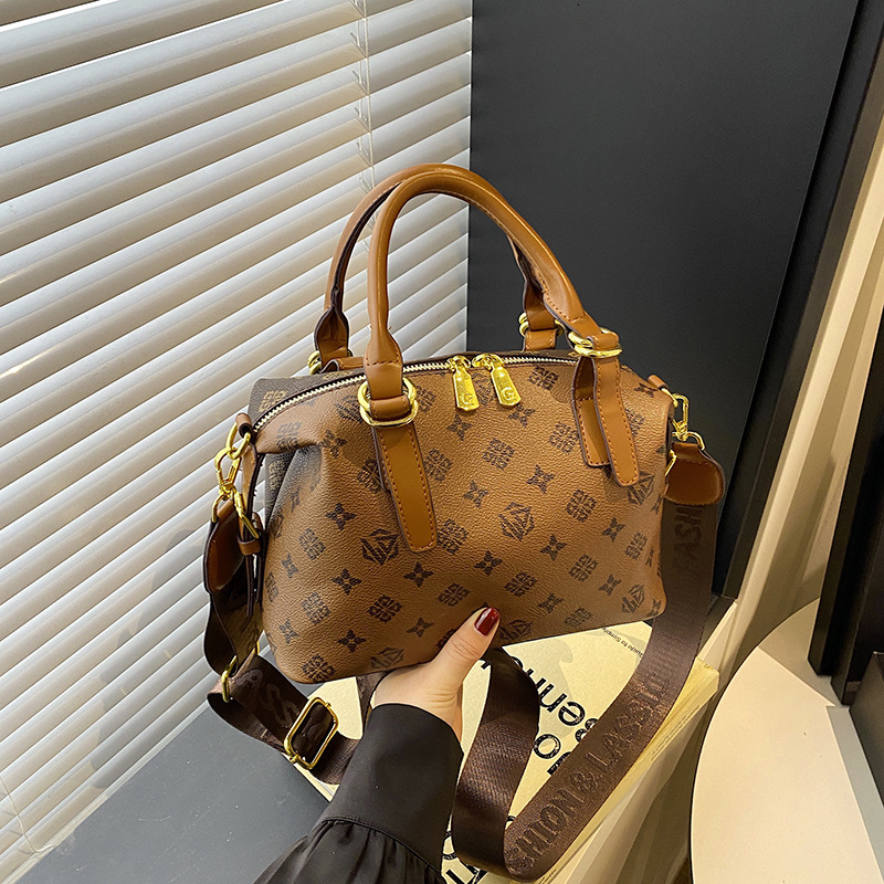 Free shipping designer High-end Fashion Wide Strap Handbag Small Square Bag Women Bag 2025 New Retro Women Bag Single Shoulder Bag Crossbody Bag Trend