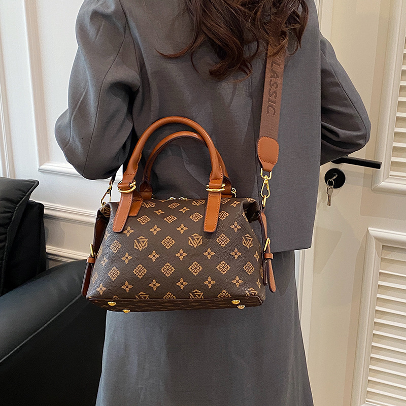 Free shipping designer High-end Fashion Wide Strap Handbag Small Square Bag Women Bag 2025 New Retro Women Bag Single Shoulder Bag Crossbody Bag Trend