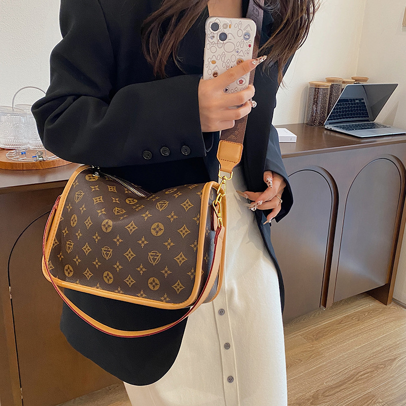 Free shipping designer High-End Large Capacity Bag for Women 2025 New Vintage Print Pillow Bag Commuter Women Shoulder Bag Crossbody Bag