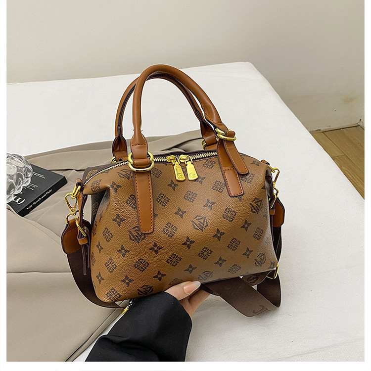 Free shipping designer High-end Fashion Wide Strap Handbag Small Square Bag Women Bag 2025 New Retro Women Bag Single Shoulder Bag Crossbody Bag Trend