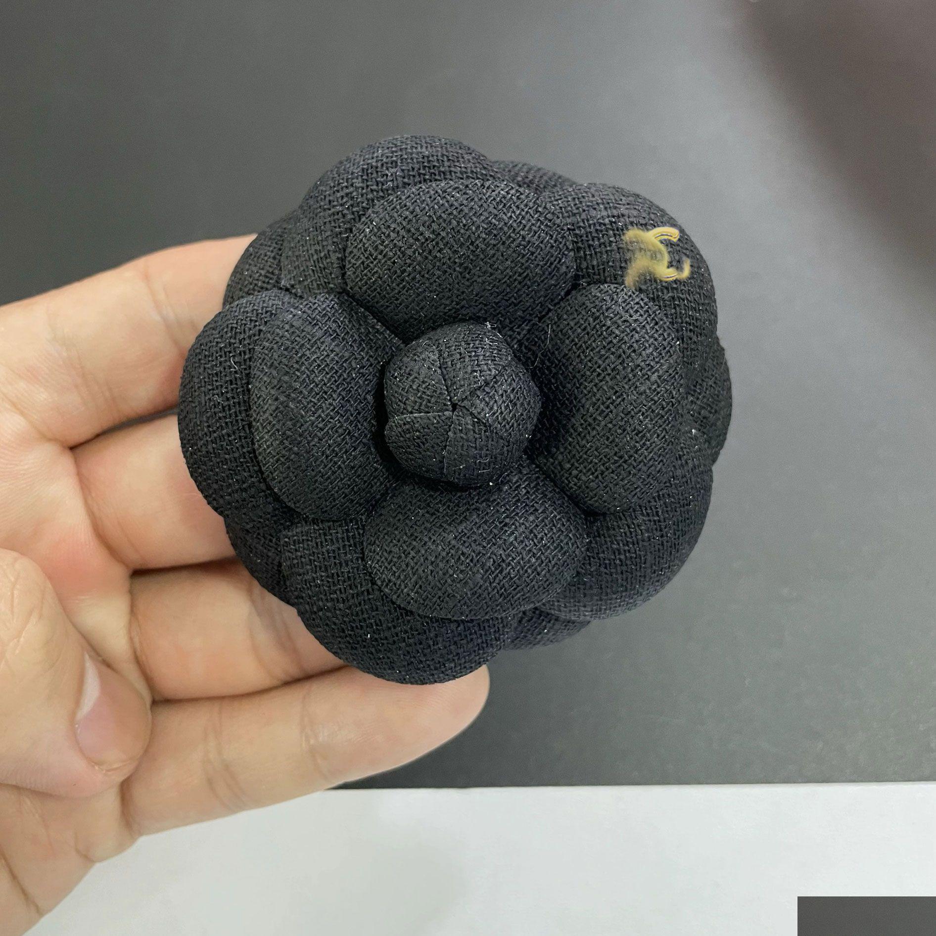 Brooches 66Mm High Quality Luxury Brand Designer Decoration Camellia Flower Brooch For Women Red White Black Shinny Gift Jewelry Par Otocz