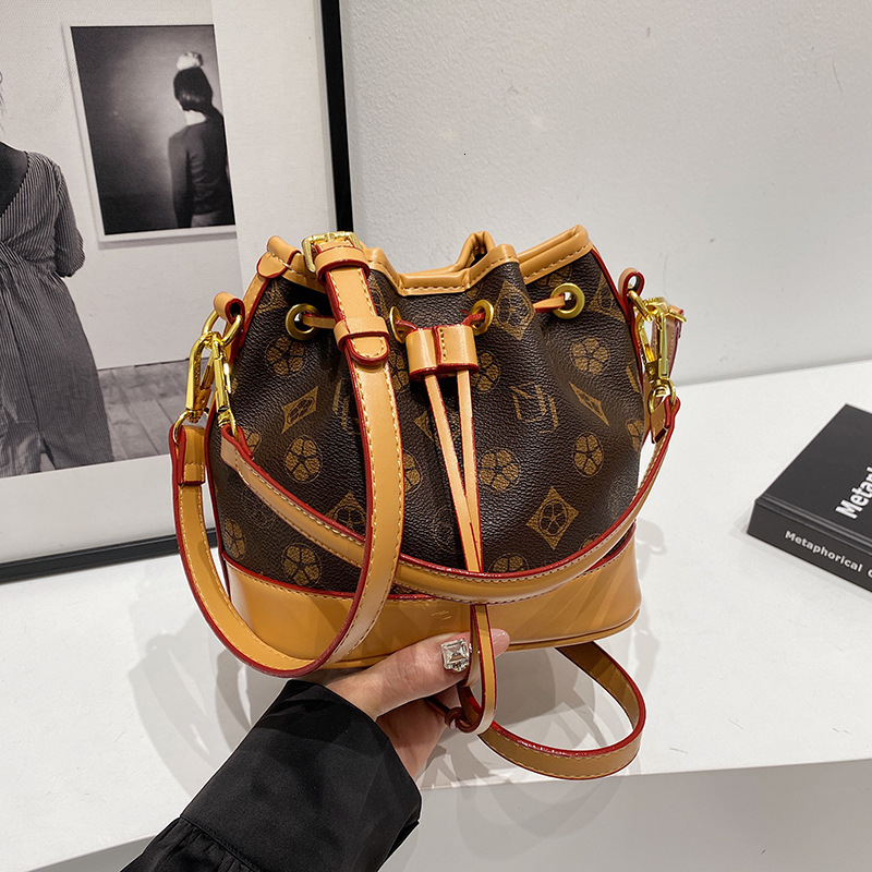 Free shipping designer High-End Fashion Lucky Bag Drawstring Bucket Bag Women Bag 2025 New Retro Print Shoulder Bag Women Crossbody Bag