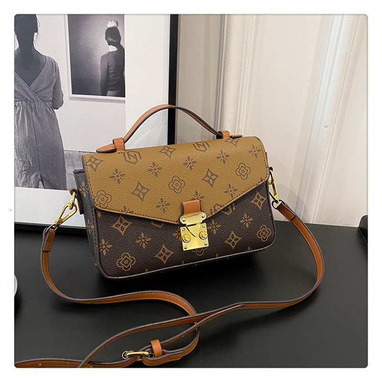 Free shipping designer Handbag Small Square Bag Women Bag Versatile Shoulder Bag Casual Crossbody Bag 2025 New High-end Retro Messenger Bag Women Bag