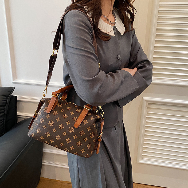 Free shipping designer High-end Fashion Wide Strap Handbag Small Square Bag Women Bag 2025 New Retro Women Bag Single Shoulder Bag Crossbody Bag Trend