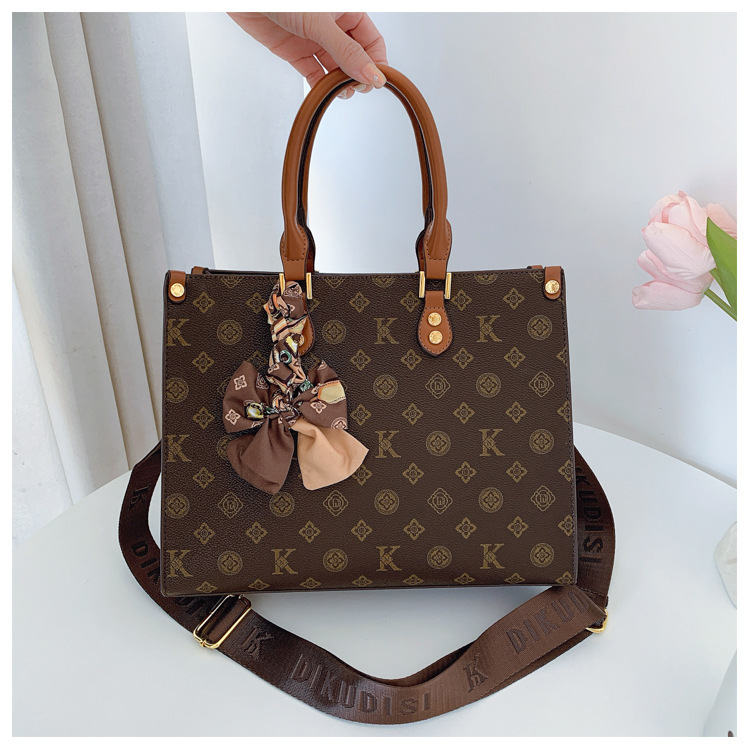 Free shipping designer High-End Fashion Handbag Tote Bag Women Bag 2025 New Large Capacity Bag Retro Commuter Shoulder Bag Crossbody Bag