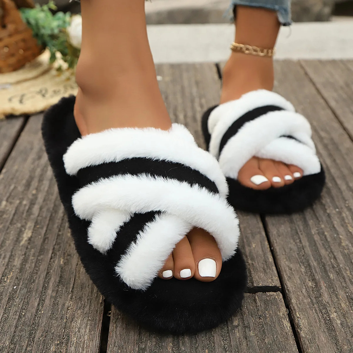 2025 Furry Slippers Home Womens Fluffy Slides Autumn Winter Indoor Fashion EVA Light Cross Flip Flops Soft Flat Shoes Woman 250717