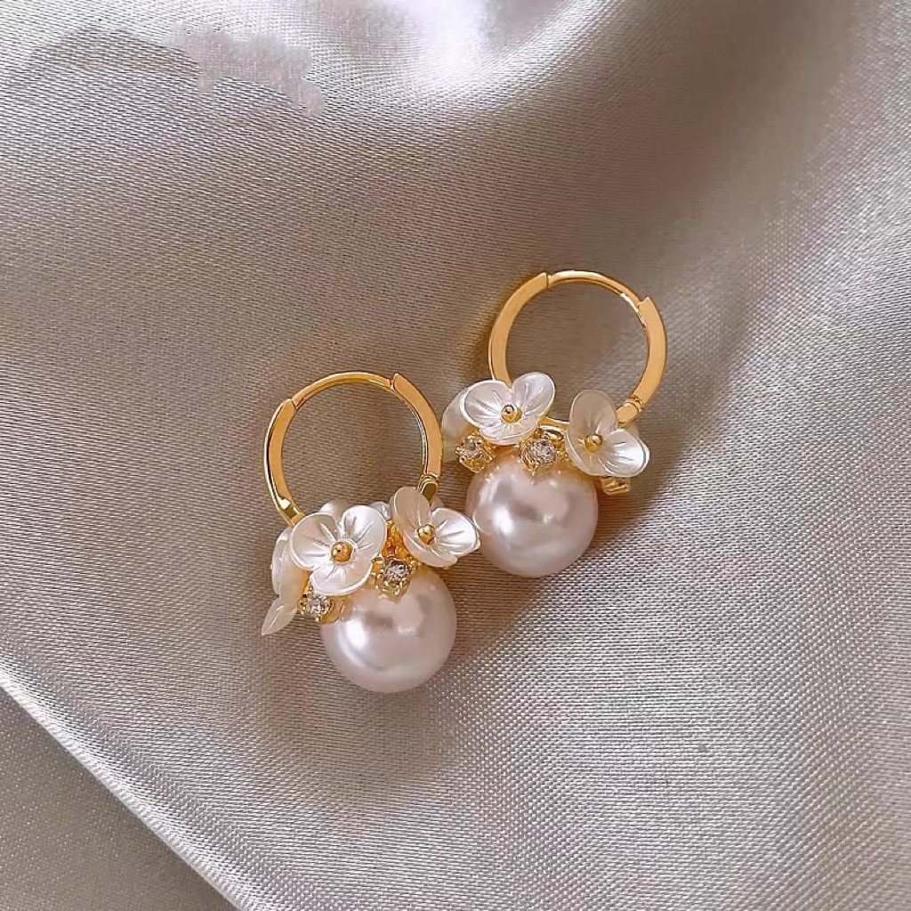 Real gold electroplated silver needles, super fairy pearl flower earrings, fashionable temperament earrings, light luxury high-end earrings wholesale 