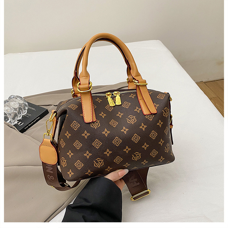 Free shipping designer High-end Fashion Wide Strap Handbag Small Square Bag Women Bag 2025 New Retro Women Bag Single Shoulder Bag Crossbody Bag Trend