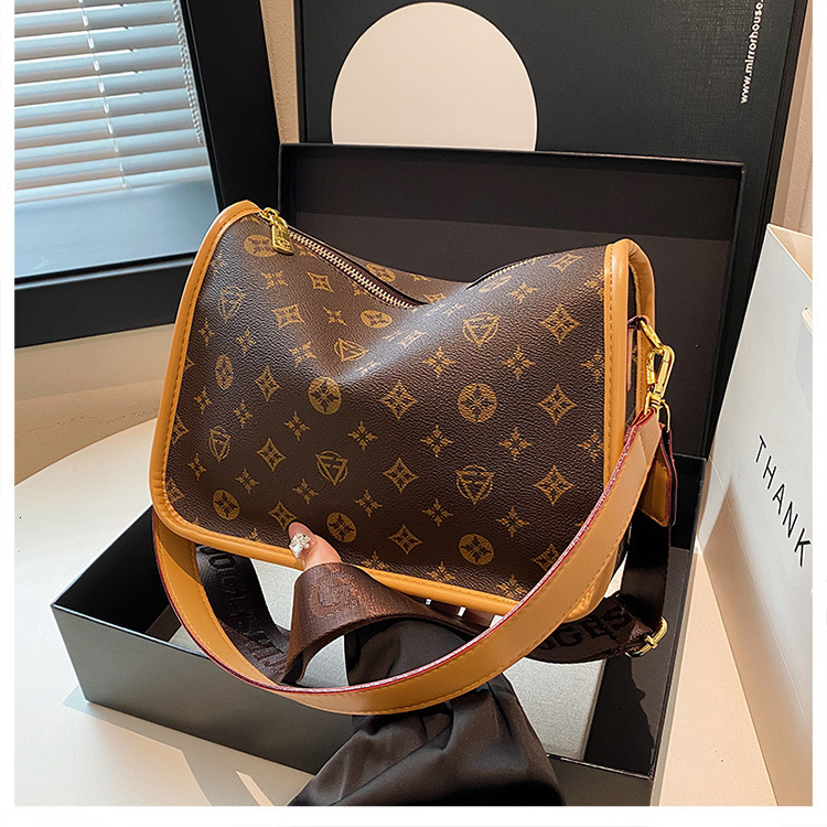 Free shipping designer High-End Large Capacity Bag for Women 2025 New Vintage Print Pillow Bag Commuter Women Shoulder Bag Crossbody Bag