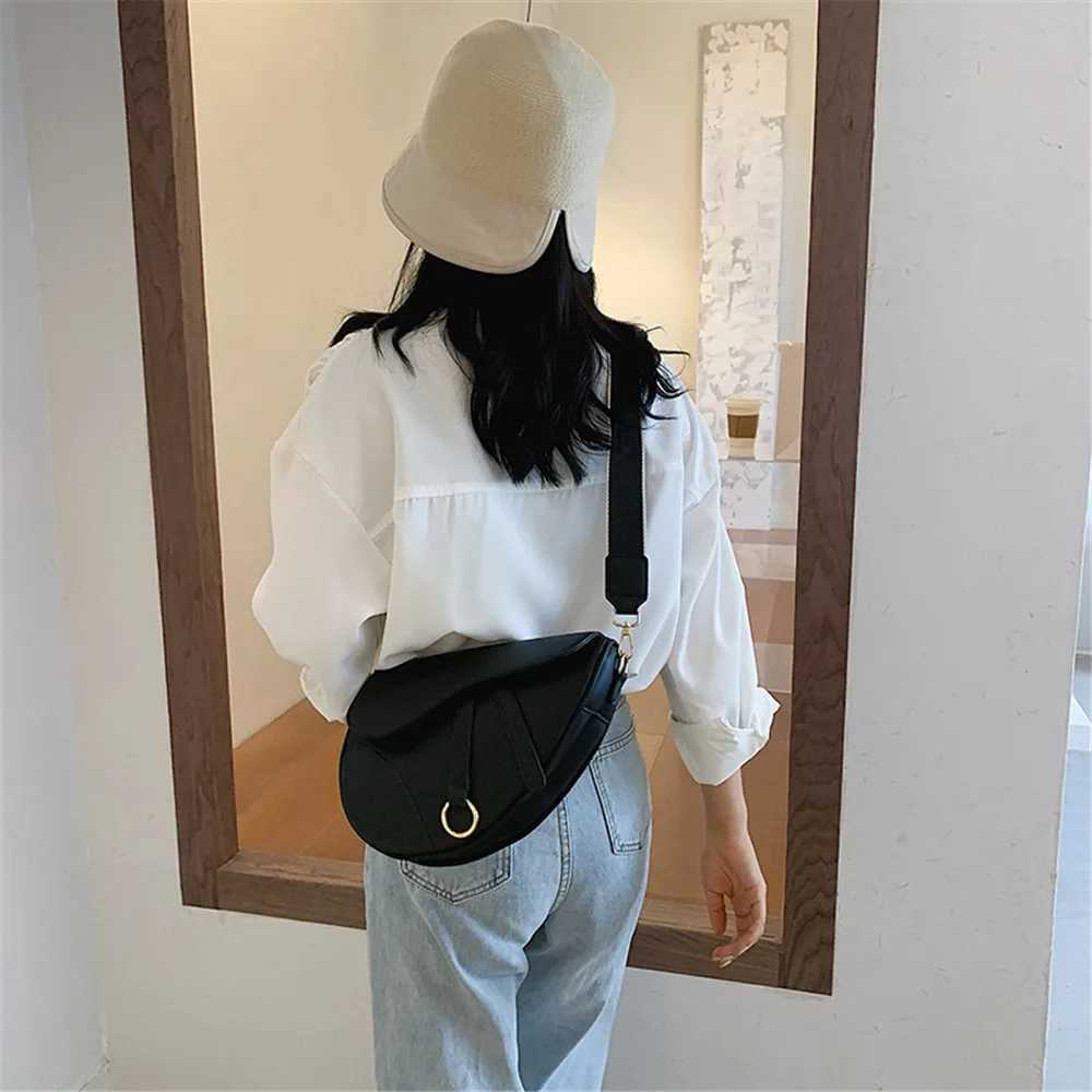 2022 New Womens Bag Leisure Saddle Bag Pu Solid Color Diagonal Bag Fashion Easy Matching Lady Handbags Z250702