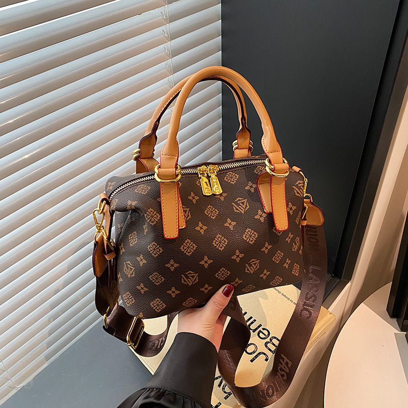 Free shipping designer High-end Fashion Wide Strap Handbag Small Square Bag Women Bag 2025 New Retro Women Bag Single Shoulder Bag Crossbody Bag Trend