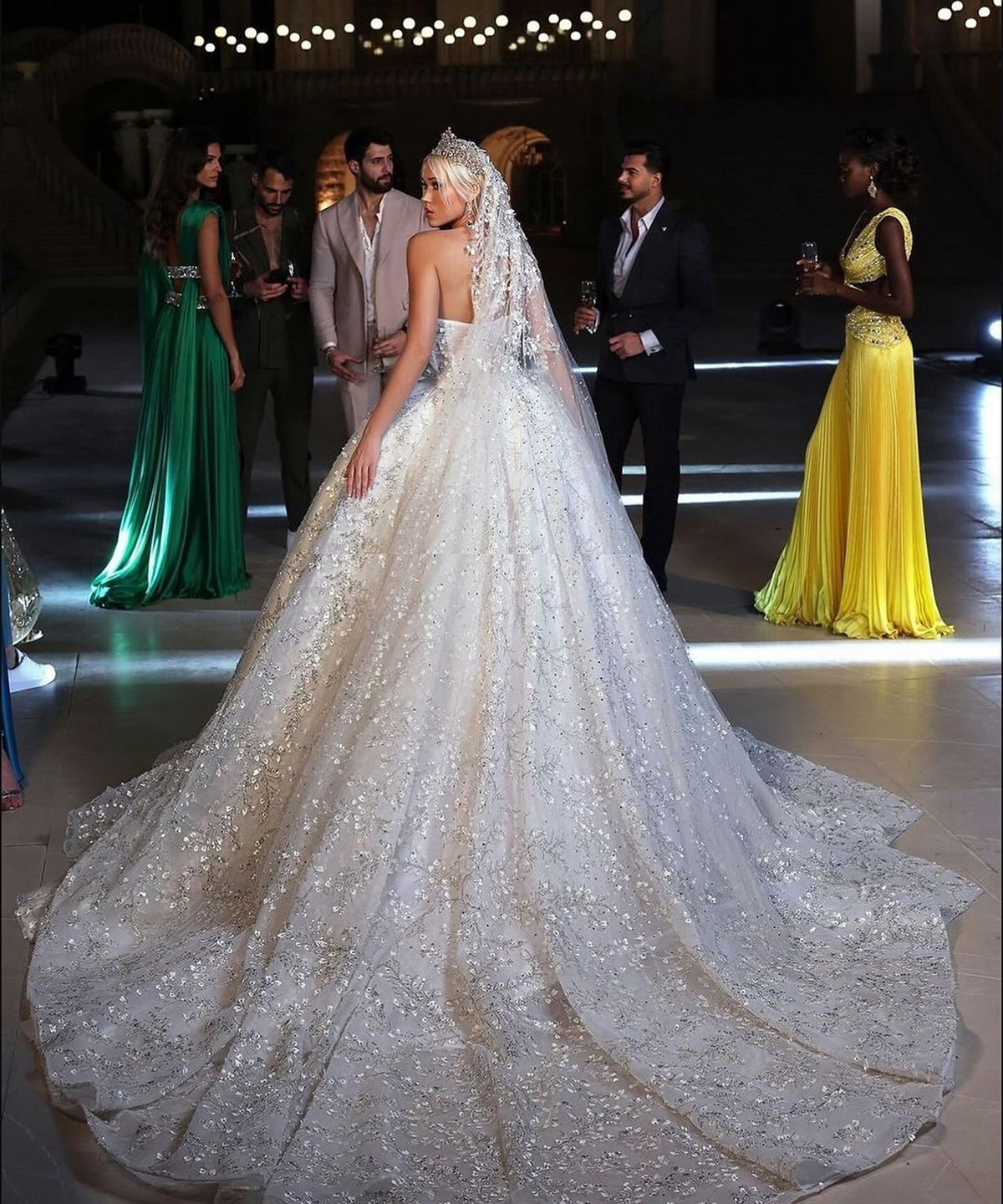 Sequined Floral Lace Wedding Dresses A Line Strapless Bridal Gowns Princess Style Custom Made Castle Garden Dresses for Engagement Birthday
