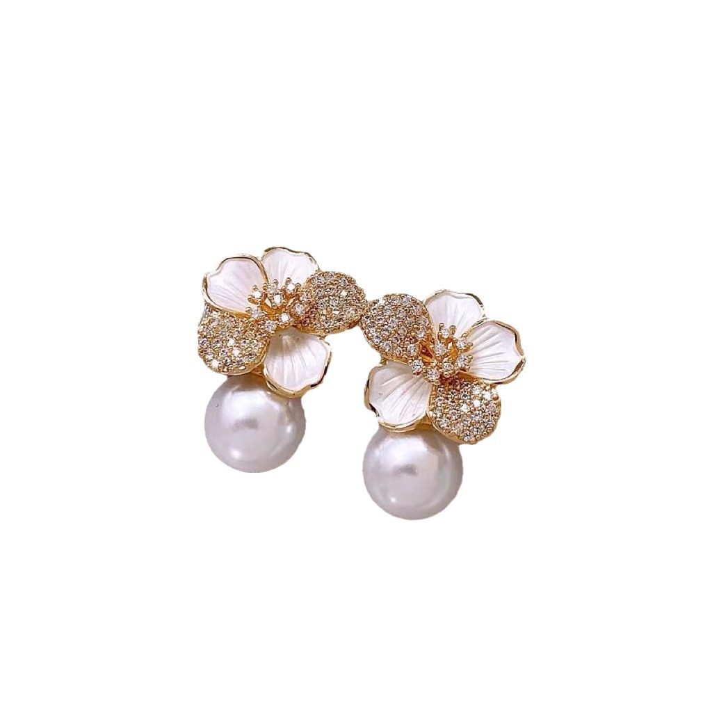 Real gold electroplated silver needles, super fairy pearl flower earrings, fashionable temperament earrings, light luxury high-end earrings wholesale 