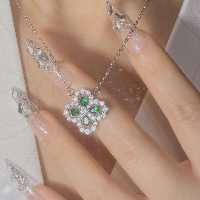 DHcollections Versa 22 New Product PT950 Platinum Plated Four-Leaf Clover Pendant for Women Full Dia Clavicle Chain Fresh Neck Jewelry