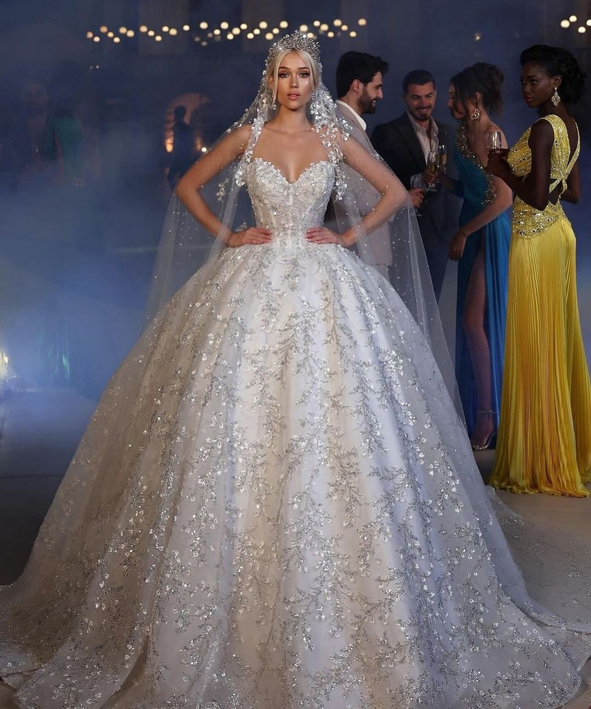 Sequined Floral Lace Wedding Dresses A Line Strapless Bridal Gowns Princess Style Custom Made Castle Garden Dresses for Engagement Birthday